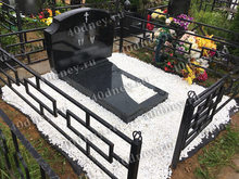 Фото цветника на могилу с уложенной сверху плитой