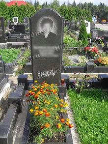 Оформление цветника на могилу цветами