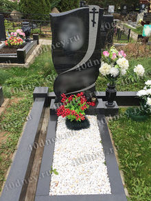 Цветник на могилу из габбро-диабаза с засыпанной внутрь мраморной крошкой