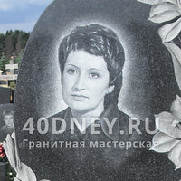 Портрет женщины на гранитном надгробии