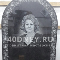 Женский портрет, окружённый розами